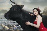 Kunst, Erotik und Mythologie inszeniert im FineArt Kalender 2014. © spothits/James Nader