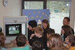 Patienten der Kinderfachklinik vor dem Internetterminal. Mit dabei hinten rechts im Bild: Elke Grath, pädagogische Leiterin der Kinderfachklinik sowie der Verwaltungsleiter Thomas Schmoltner und Sylke Roth von der Dethleffs Family Stiftung. © spothits/dethleffs