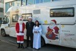 Vor dem Weihnachtsmobil: (v.r.n.l.) Sylke Roth, Jan-Phillip Rickerich, Junior-Consultant der Firma cramer, müller & partner, Dethleffs-Weihnachtsmann.© spohits/dethleffs