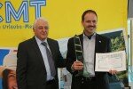 CMT Stuttgart 2014: Dethleffs Camper bekommt DCC-Sicherheitspreis. Links: Karl Zahlmann, DCC-Präsident. Rechts: Dr. Dominik Suter, Dethleffs Geschäftsführer. © spothits/Dethleffs