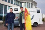 Thomas Neubert, Hobby (links), übergibt den Schlüssel des Siesta A55 GS Sport an Marc Breitfelder, Surfpirates. © spothits/Hobby