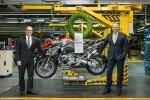BMW Werk Berlin produziert 500.000stes BMW GS Motorrad mit Boxermotor. Von links: Dr. Marc Sielemann, Leiter Produktion BMW Motorrad und Stephan Schaller, Präsident BMW Motorrad. (03/2014). © spothits/BMW