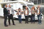 Jubiläums-Reisemobil: 25.000 Carado T447 in Sachsen gefertigt. Personen im Bild (v.l.n.r.): D. Rogalski (GF Capron u. Carado), Kunde Jan. U., Kundin U., 2x Handelspartner, Neil Dries (Capron). © spothits/Carado