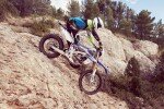 Yamaha WR 450 F dreht den Kopf. © spothits/Auto-Medienportal.Net/Yamaha