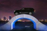 Range Rover fährt über Brücke aus Papier. © spothits/Auto-Medienportal.Net/Land Rover