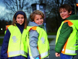 ADAC verteilt wieder Sicherheitswesten. © spothits/Kinder mit Sicherheitswesten im Straßenverkehr./Foto: ADAC