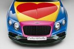 Pop-Art-Bentley mit großem Herzen. © spothits/Sir Peter Blake und sein Bentley Continental V8 Convertible./Foto: Bentley