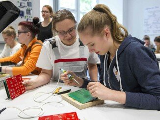 Junge „Forscherinnen“ bei Audi. © spothits/Forscherinnen-Camp 2016: Teilnehmerinnen lernen bei Audi Fahrerassistenzsysteme kennen./Foto: Audi