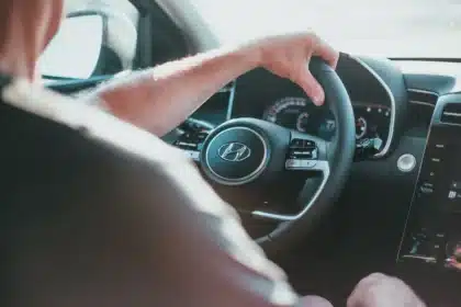Fahrer am Lenkrad eines modernen Kompakt-SUV im urbanen Straßenverkehr