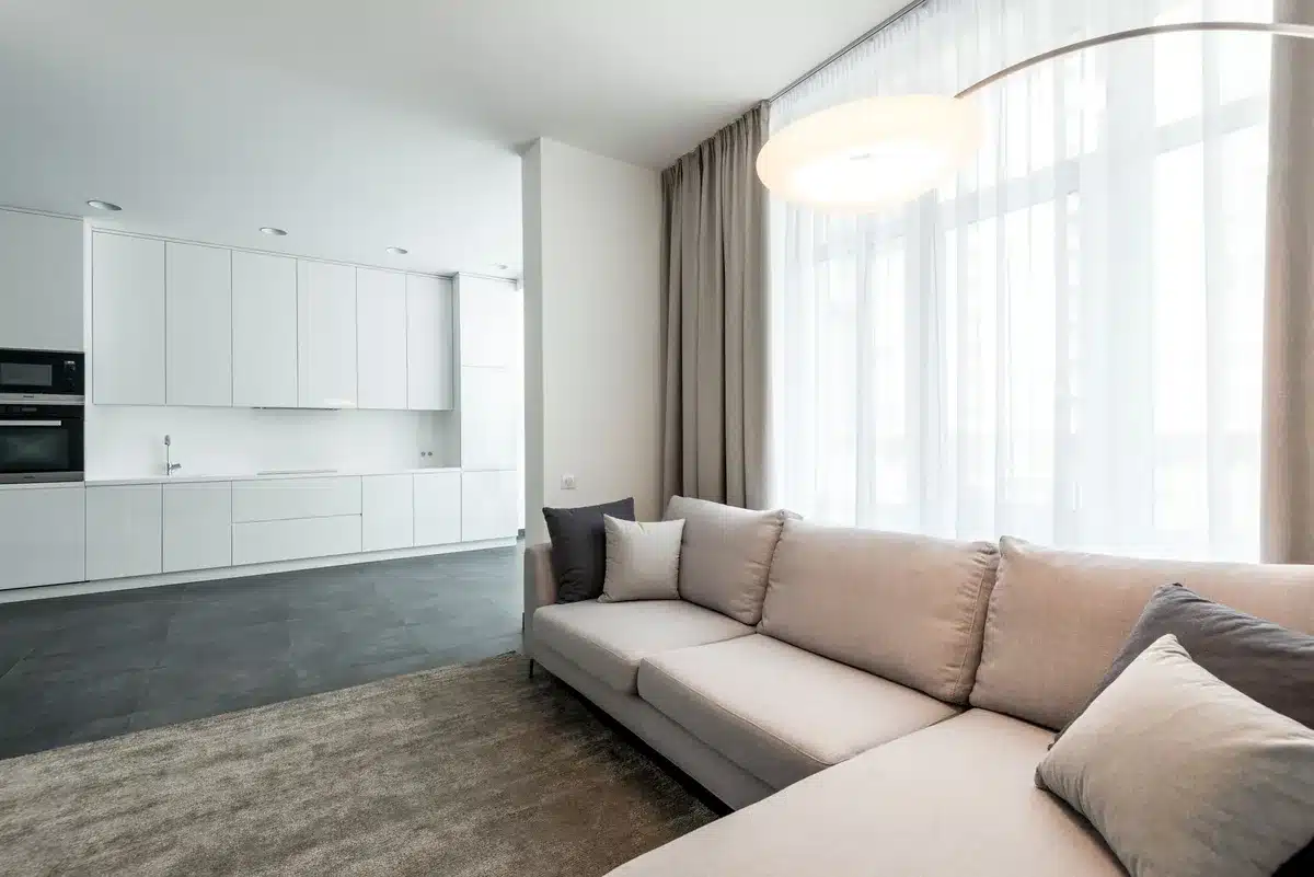 Modernes Reisemobil-Interieur mit Wohnbereich, Küche und Lounge-Sitzgruppe