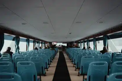 Großzügiger Innenraum eines Vans mit mehreren Sitzreihen und breiten Fensterflächen