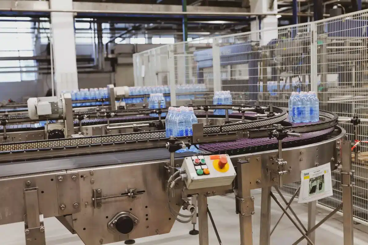 Moderne Autofabrik mit Fertigungsrobotern und Produktionslinie