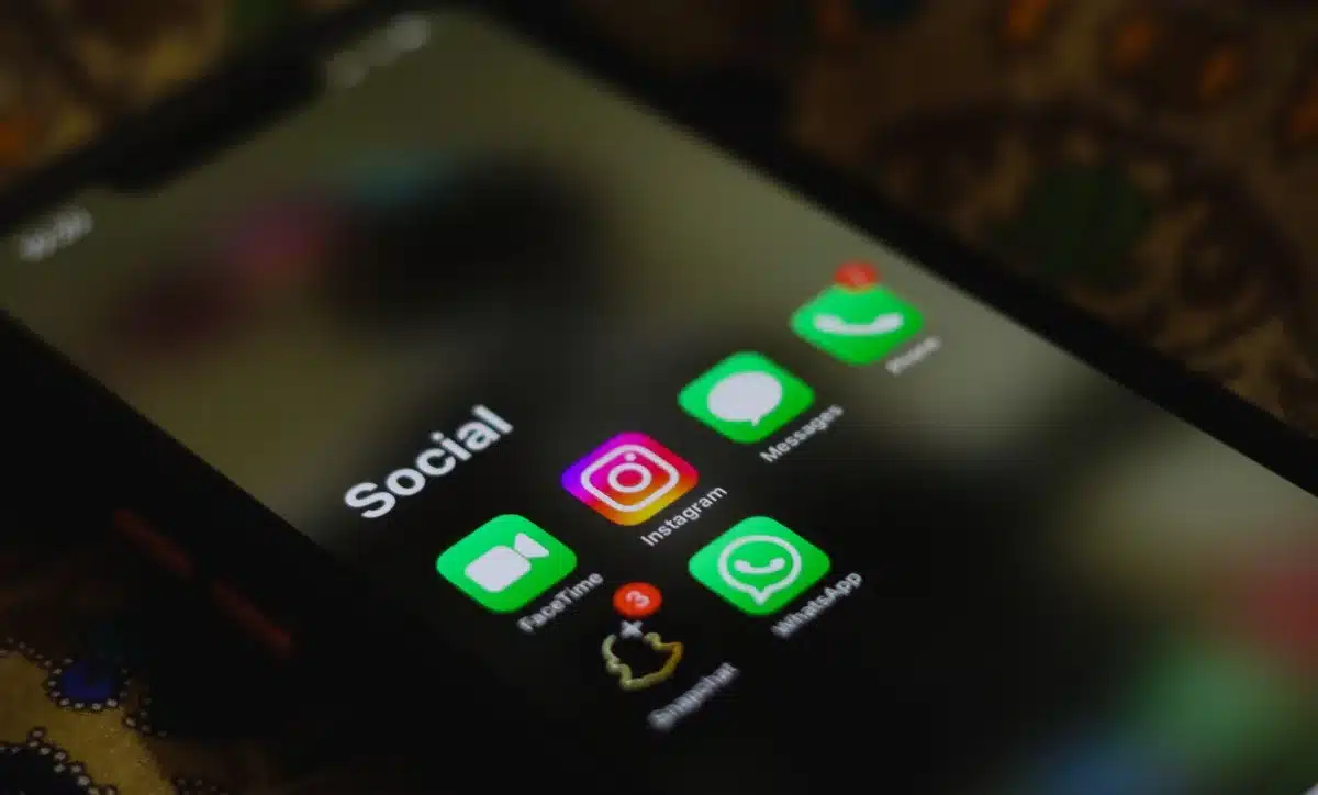 Smartphone zeigt eine Vorteilsapp mit Rabatten und Partnerangeboten