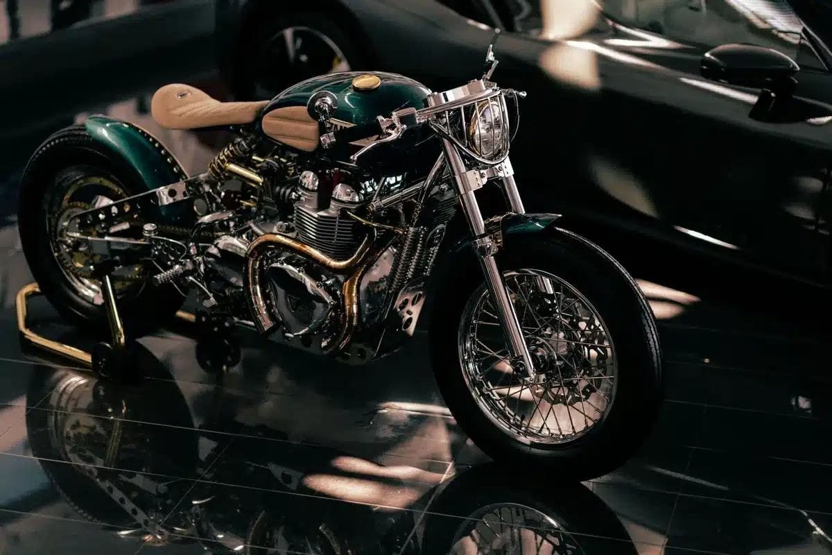 Digitale Motorrad-Konfiguration mit fotorealistischer 3D-Vorschau auf einem Bildschirm