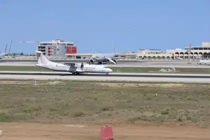 Flugzeuge auf dem Vorfeld eines Flughafens unter vulkanischer Aschewolke