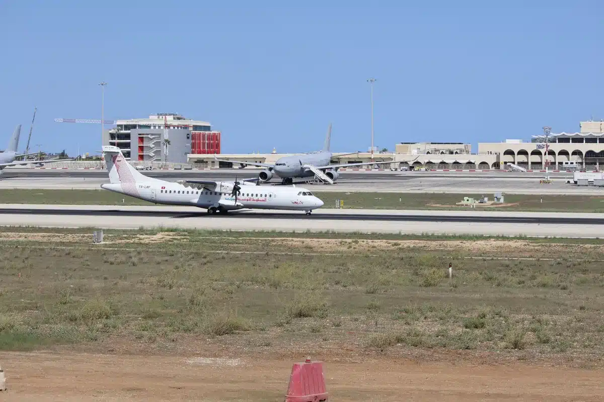 Flugzeuge auf dem Vorfeld eines Flughafens unter vulkanischer Aschewolke