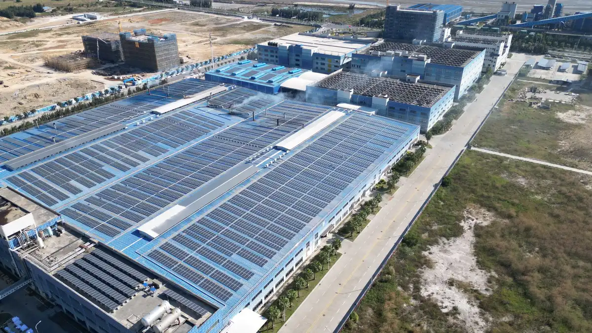 Moderne Batterie-Produktionsanlage mit Fertigungsausrüstung und Lagersystemen