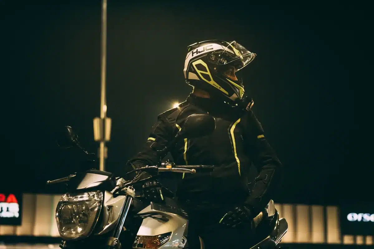 Motorrad-Schutzausrüstung: Helm, Jacke mit Protektoren und Airbagweste auf einem Tisch