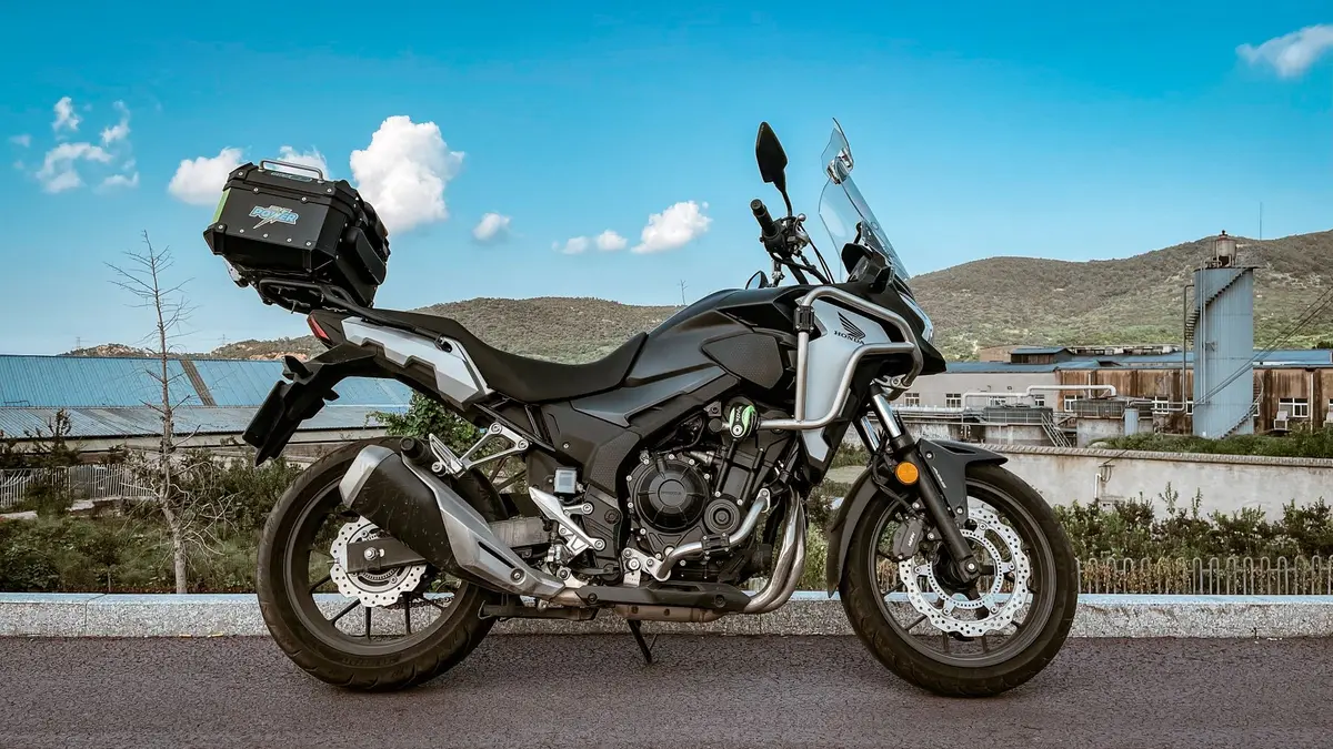 Motorrad-Topcase aus Aluminium und Kunststoff auf Träger montiert, offen mit Helmstauraum