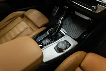 Modernes Armaturenbrett eines Premium-SUVs mit hochwertigen Materialien und Touchscreens