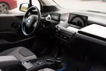 Geräumiger Innenraum eines modernen Elektrovans mit flexiblen Sitzplätzen und großzügigem Platzangebot