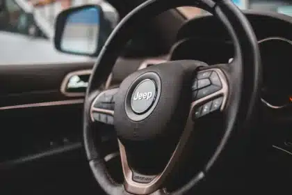 Modernes SUV-Cockpit mit großem Touchscreen und Lenkrad während der Autobahnfahrt