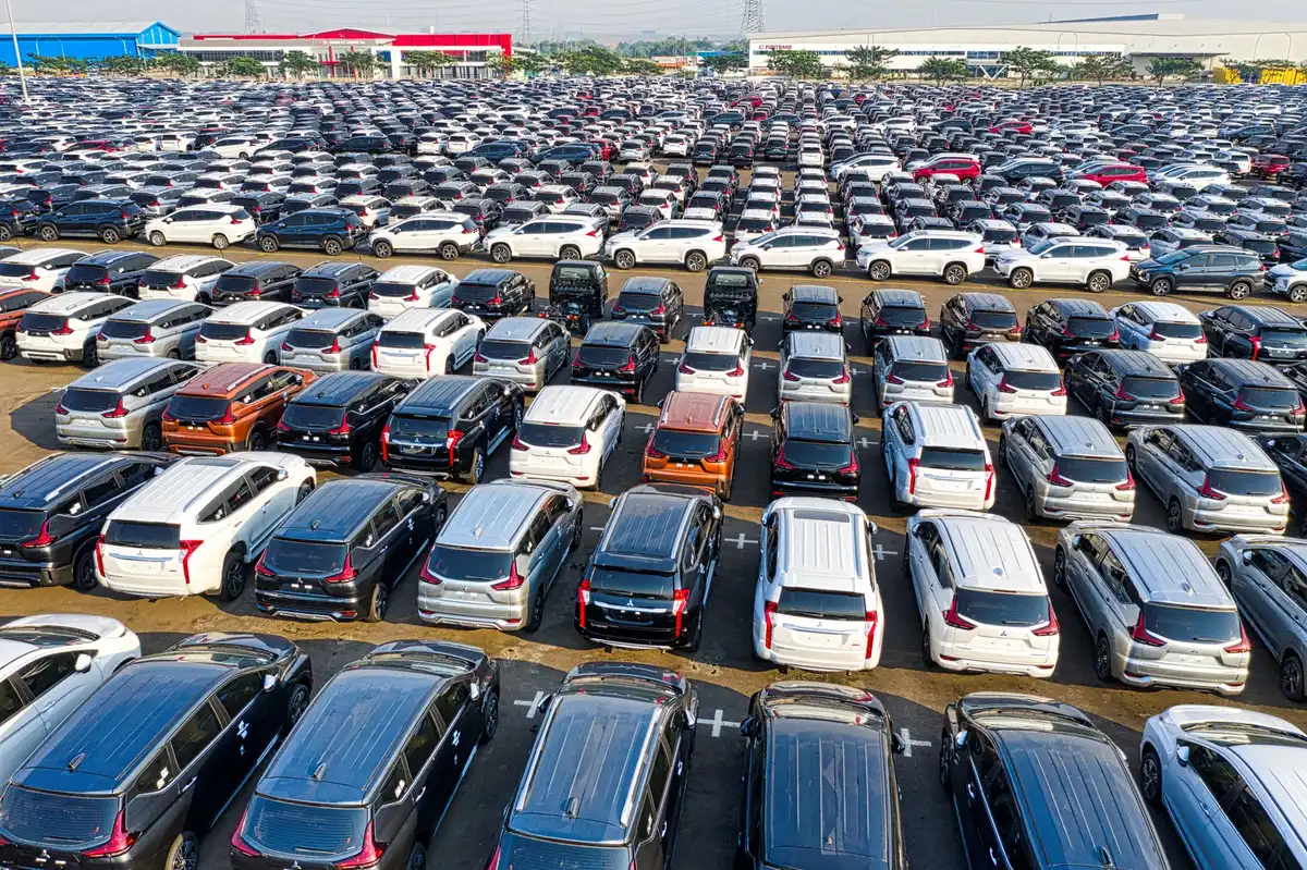 Elektrofahrzeuge in Produktionshalle für den Export
