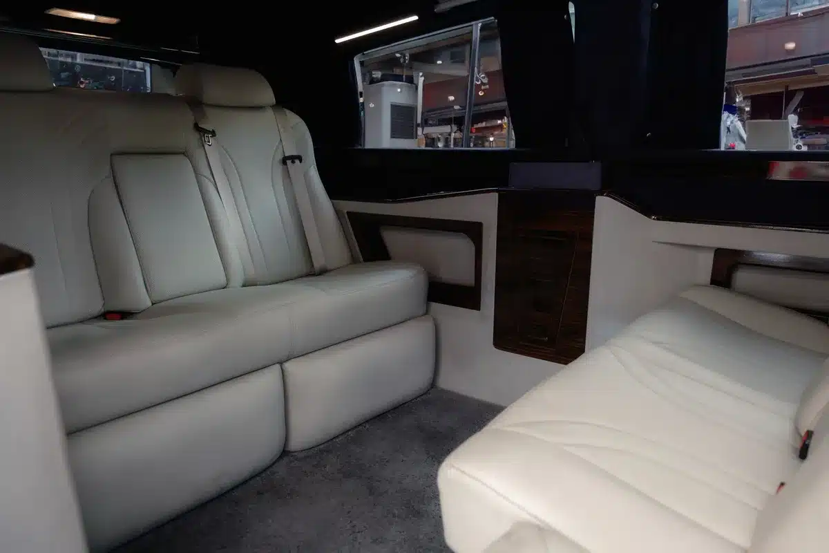 Elegantes Wohnmobil-Interieur mit modernem Design und hochwertigen Materialien