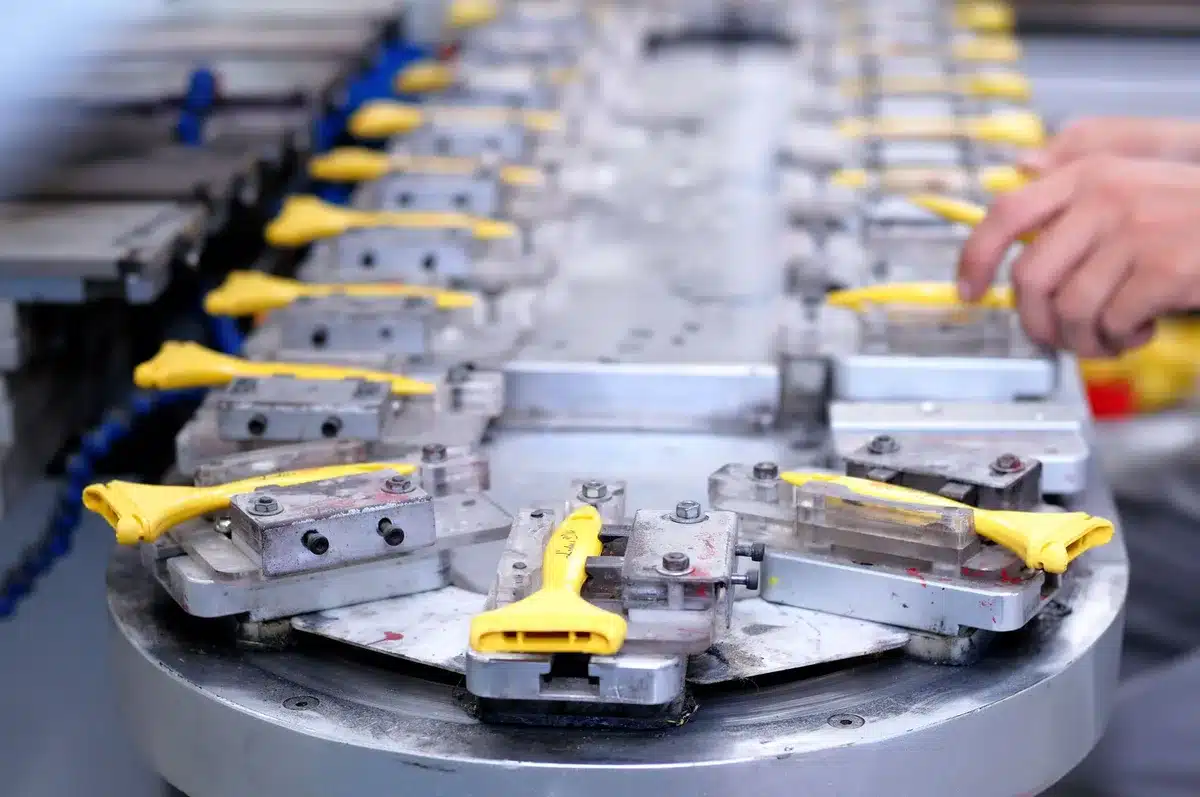 Moderne Automobilfertigungslinie mit Montagearbeitsplätzen und Ausrüstung