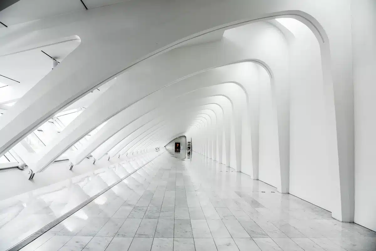 Moderne Motorradausstellung in einem Designmuseum mit Fokus auf zeitgenössische Fahrzeuggestaltung