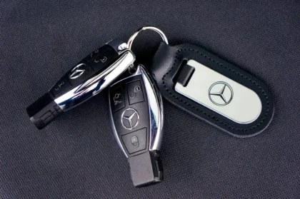 Moderne Autoschlüssel-Fernbedienung neben einer Fahrzeugtür