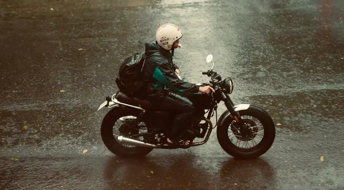 Motorradstiefel beim Schalten auf einer nassen Maschine