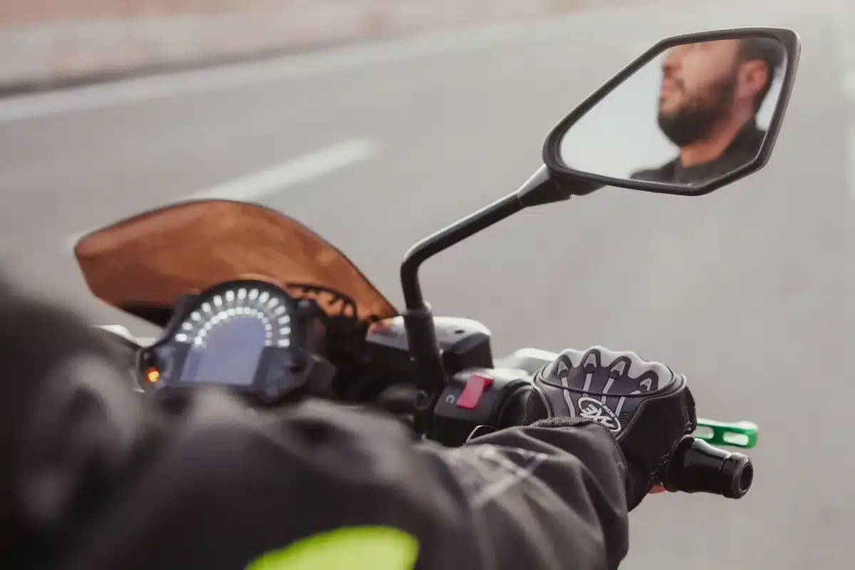 Motorradhandschuhe mit Cordura und Leder bei Regenwetter auf Lenker
