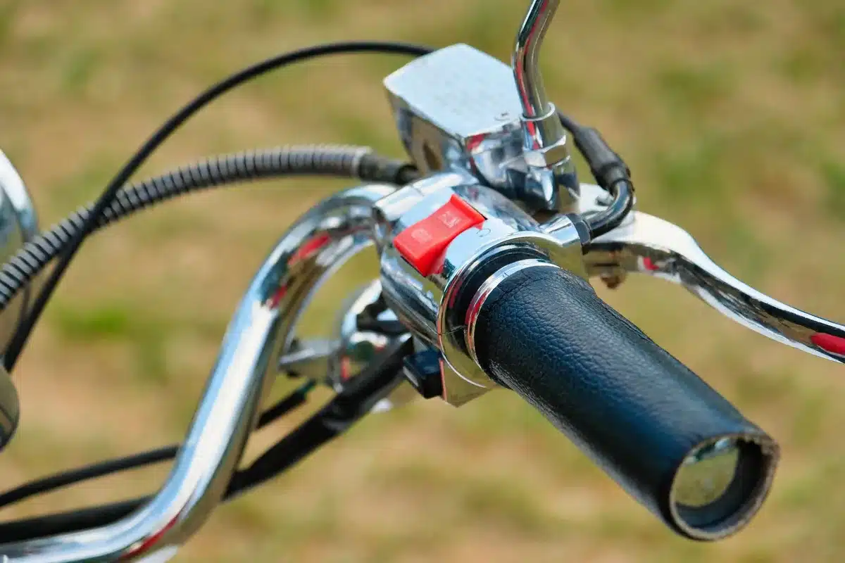 Motorradfahrer mit Schutzhandschuhen am Lenker