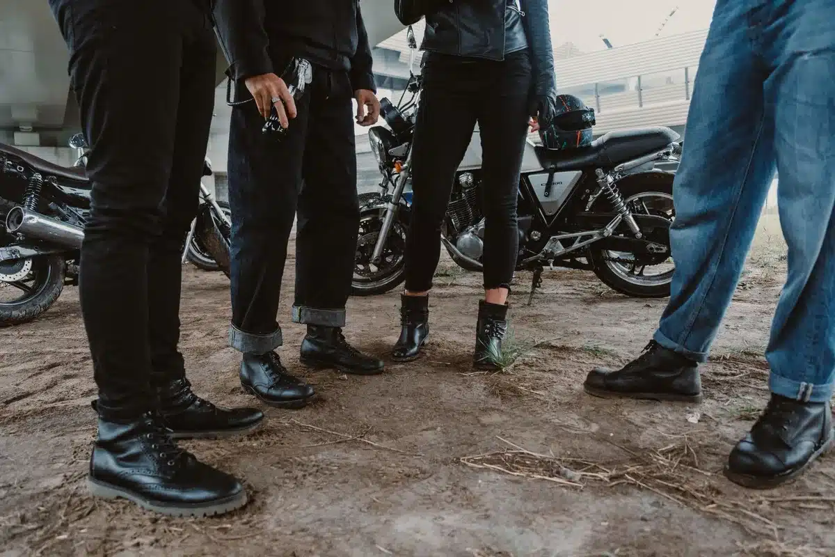 Motorradstiefel auf Fußrasten eines Motorrads während der Fahrt