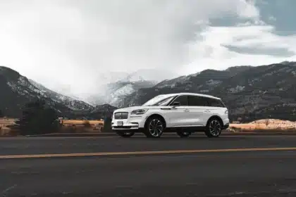 SUV auf kurviger Bergstraße mit Blick auf Armaturenbrett und Landschaft