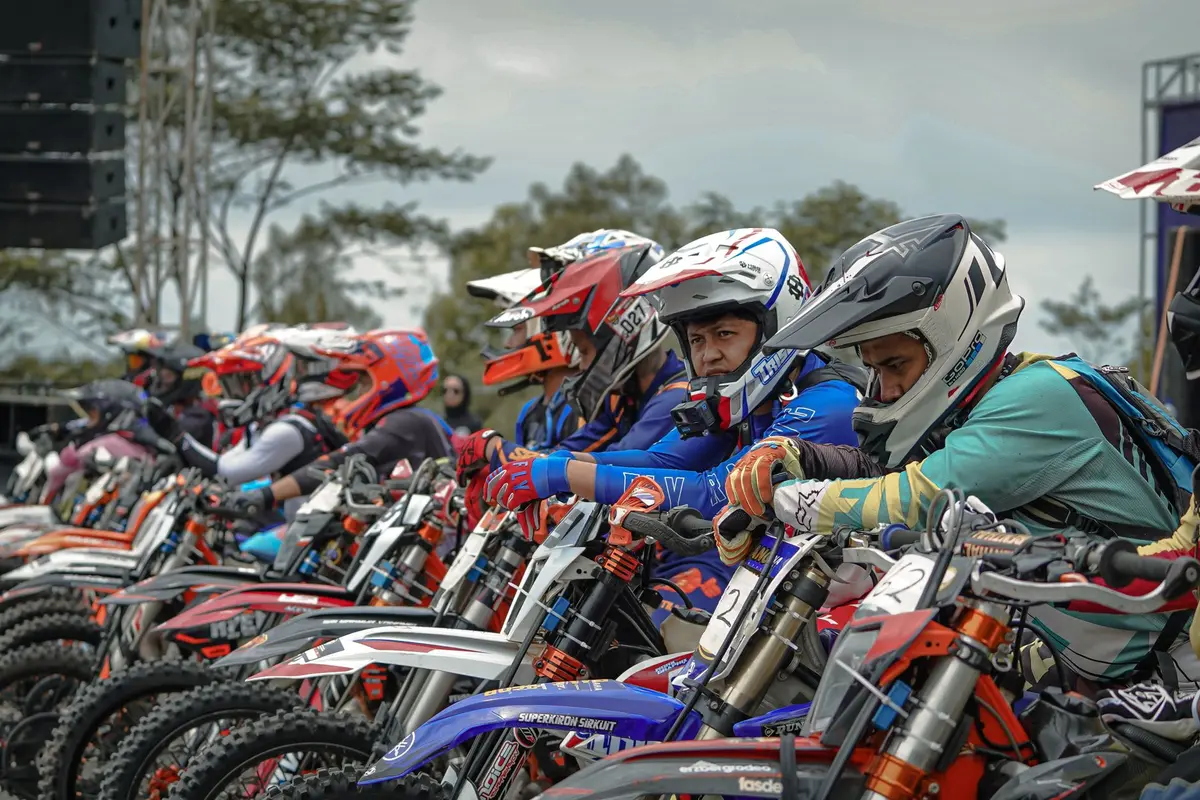 Enduro-Fahrer auf Sonderprüfung mit klassischem Motorrad