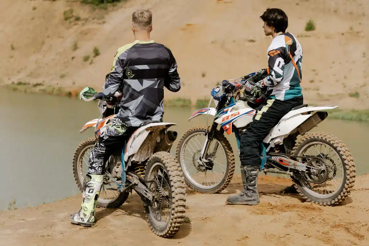 Klassische Enduro-Motorräder auf bergiger Offroad-Strecke im Erzgebirge