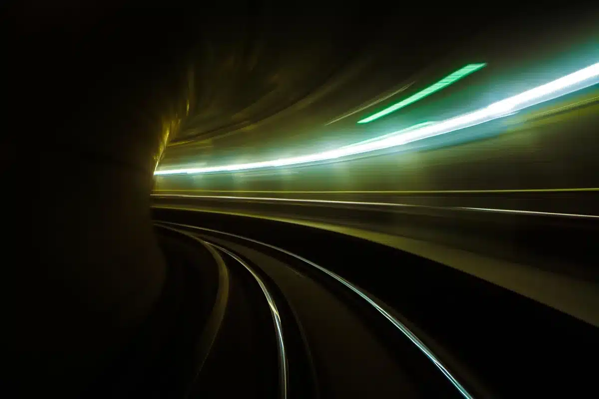 Elektro-SUV fährt in einem Tunnel eine Umdrehung an der Wand
