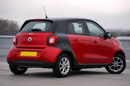 Kompakter Pkw auf italienischer Autobahn mit Blick auf Treibstoffverbrauch und Reichweite
