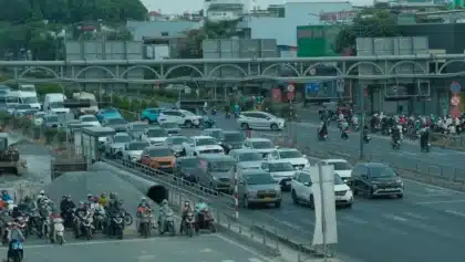 Stau auf der Autobahn mit Bremslichtern und Umleitungsschildern bei Bauarbeiten