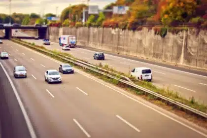 Enge Fahrspur auf einer Autobahnbaustelle mit modernem Auto und Absperrungen