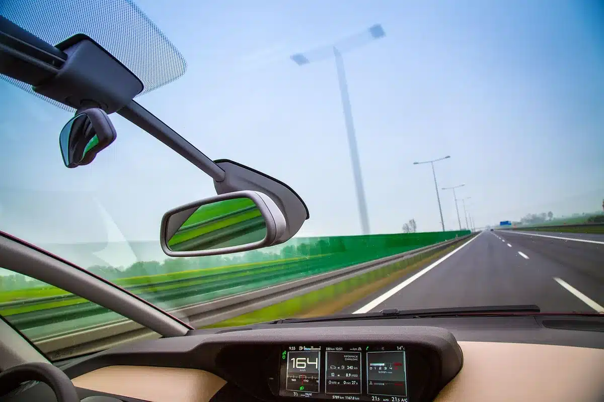 Digitales Cockpit mit großen Bildschirmen und Head‑up‑Display
