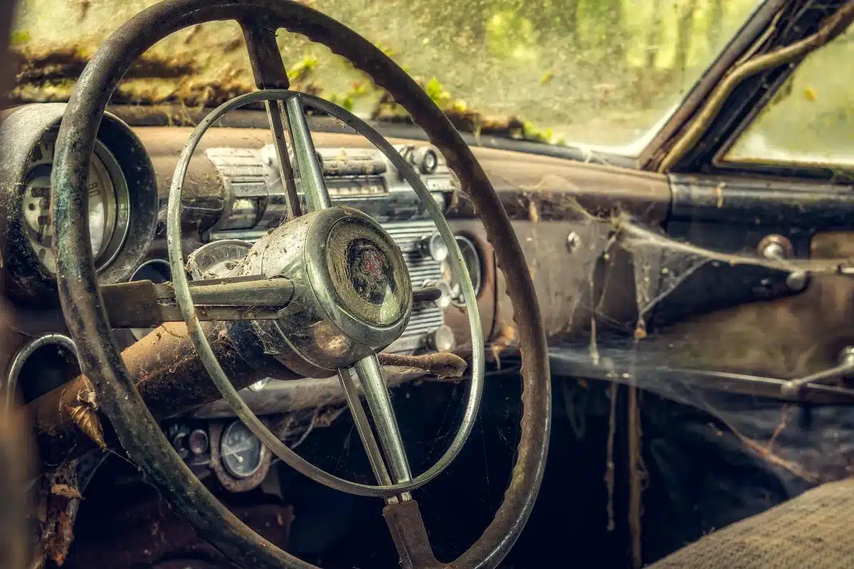 Fahrzeugcockpit mit zwei großen Displays und Offroad‑Instrumenten