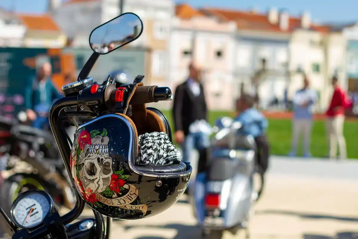 Silhouetten von Motorrädern und Helmen in einem hellen Ausstellungsraum