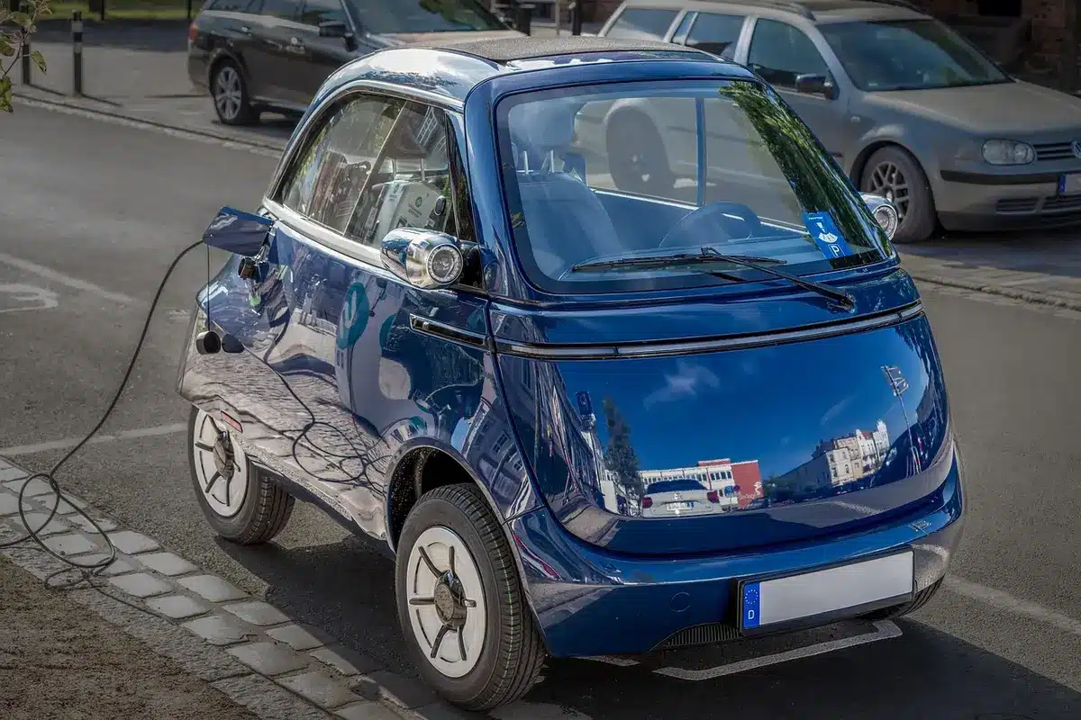 Nahaufnahme eines Ladeanschlusses an einem Elektrofahrzeug mit Kabel