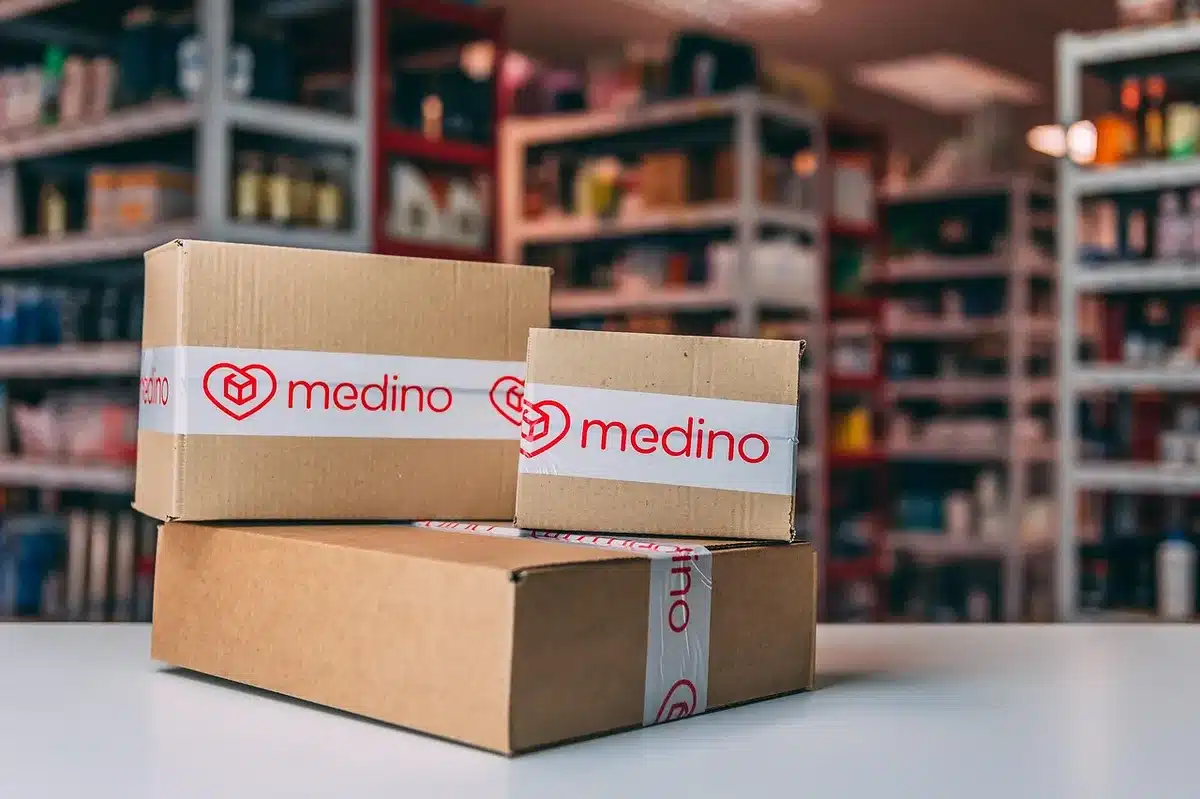 Lager mit Regalen und Logistikprozessen zur Darstellung stabiler Lieferketten