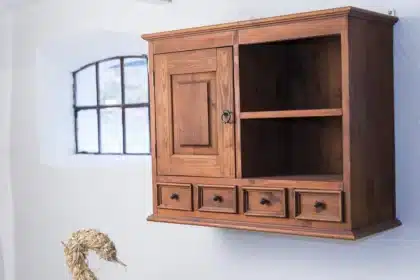 Teilintegriertes Wohnmobilinterieur mit querliegendem Heckbad und Schrank