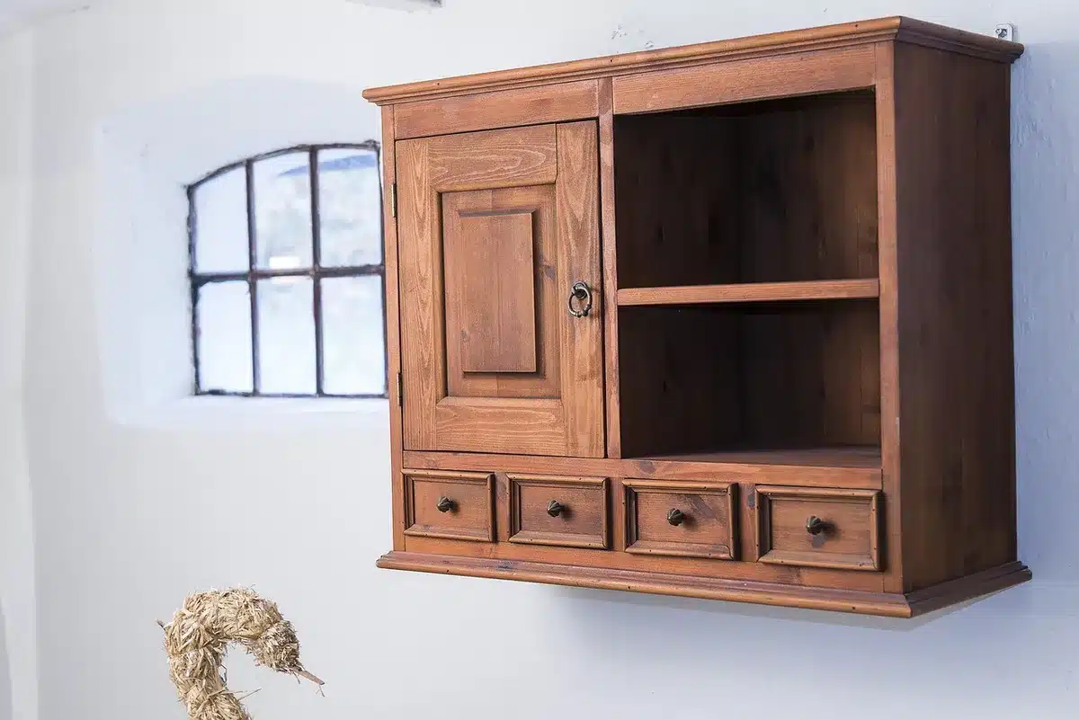 Teilintegriertes Wohnmobilinterieur mit querliegendem Heckbad und Schrank