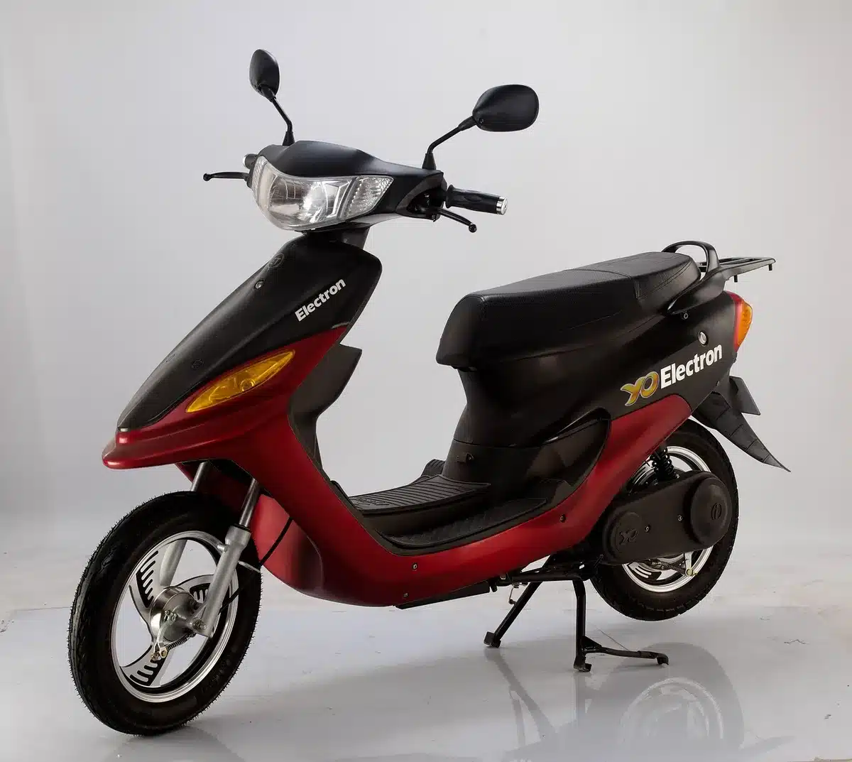 NIU NQiX 500 Elektroroller seitlich auf Straße